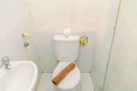 Toilet Kamar Cozy and Warm Studio Apartment (No Kitchen) at Aeropolis Residence By Travelio