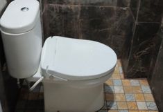 ห้องน้ำภายในห้อง 2 Hotel Near Grosir Setono Pekalongan Syariah