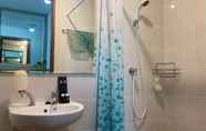 In-room Bathroom 6 Comfy and Spacious 2BR Apartment Green Bay Condominium By Travelio