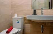 Toilet Kamar 4 Nice and Fancy Studio Room at Menteng Park Apartment By Travelio