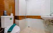 Toilet Kamar 4 Comfort Living and Simply Studio Room at Margonda Residence 3 Apartment By Travelio