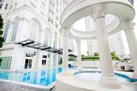 Swimming Pool Classic and Fancy Studio Room at Bellezza Apartment By Travelio