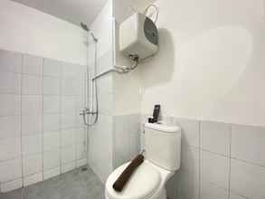 Toilet Kamar 4 Spacious and Comfy 1BR at Grand Asia Afrika By Travelio