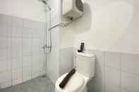 Toilet Kamar Spacious and Comfy 1BR at Grand Asia Afrika By Travelio