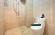 Toilet Kamar 4 Simply Executive Studio Apartment at Pinewood By Travelio