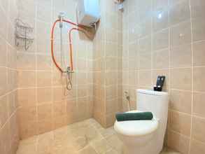 Toilet Kamar 4 Simply Executive Studio Apartment at Pinewood By Travelio