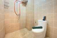 Toilet Kamar Simply Executive Studio Apartment at Pinewood By Travelio