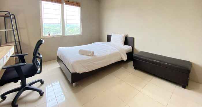 Bedroom Simply Executive Studio Apartment at Pinewood By Travelio