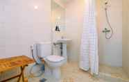 Toilet Kamar 5 Stunning Studio at Ambassade Residences Apartment By Travelio