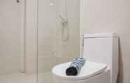 Toilet Kamar 6 New and Nice 2BR at Daan Mogot City Apartment By Travelio