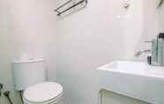 Toilet Kamar 6 Luxurious 2BR Apartment at Tamansari Semanggi By Travelio