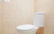 Toilet Kamar 4 Comfort Studio Apartment at Kebagusan City By Travelio