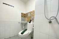 Toilet Kamar Bohemian Beauty Studio Room Apartment at Grand Asia Afrika By Travelio