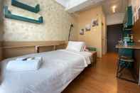 Bilik Tidur Bohemian Beauty Studio Room Apartment at Grand Asia Afrika By Travelio