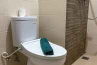 Toilet Kamar Comfort and Nice 1BR at Sky Terrace Apartment By Travelio