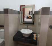 In-room Bathroom 6 Casa de Heritage - Bandung