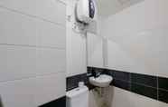 Toilet Kamar 5 Comfort and Nice Studio at Scientia Residence Apartment By Travelio