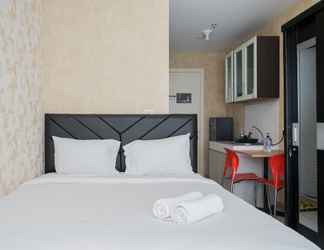 Kamar Tidur 2 Comfy and Fancy Studio Apartment at M-Town Residence By Travelio