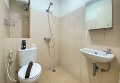 In-room Bathroom 5 Bright 2BR Apartment at Tamansari Panoramic By Travelio