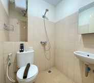 In-room Bathroom 5 Bright 2BR Apartment at Tamansari Panoramic By Travelio