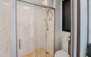 Toilet Kamar 5 Fully Furnished with Pleasure Tidy 2BR Apartment at Sky House BSD By Travelio