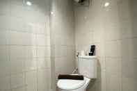 Toilet Kamar Relaxing and Bright 2BR at Mekarwangi Square Bandung By Travelio