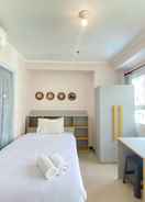 BEDROOM Cozy 1BR Hook with Pool View at Gateway Pasteur Apartment By Travelio