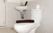Toilet Kamar 7 Spacious and Nice 3BR at Meikarta Apartment By Travelio