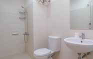 Toilet Kamar 5 Elegant and Comfort 2BR at Woodland Park Residence Apartment By Travelio