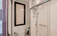 Toilet Kamar 6 Comfort 2BR Apartment at Sky House BSD By Travelio