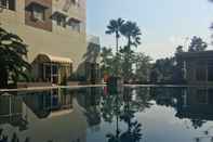Kolam Renang Cozy 2BR Apartment at Pinewood Jatinangor By Travelio