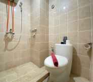 In-room Bathroom 5 Cozy 2BR Apartment at Pinewood Jatinangor By Travelio