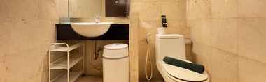 Toilet Kamar 2 Spacious and Strategic 2BR at Apartment Braga City Walk By Travelio