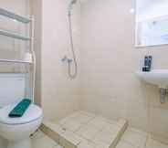 Toilet Kamar 4 Comfy and Nice Studio at Springlake Summarecon Apartment By Travelio