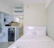 Kamar Tidur 2 Comfy and Nice Studio at Springlake Summarecon Apartment By Travelio