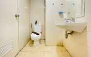 Toilet Kamar 7 Spacious Studio Room at Parahyangan Residence Apartment By Travelio