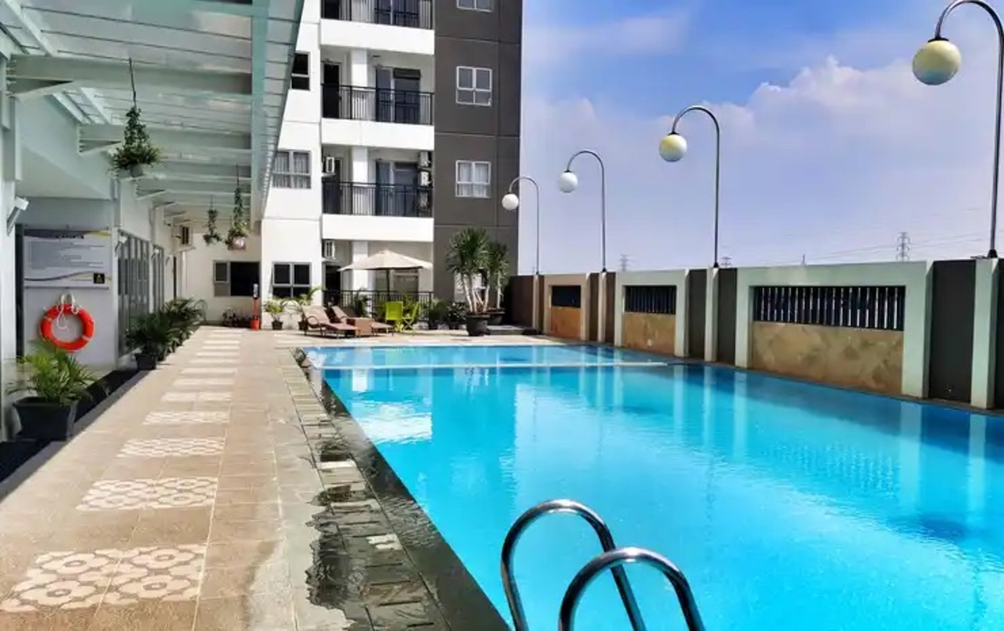 สระว่ายน้ำ 6 Private and Well Furnished 2BR Mekarwangi Square Cibaduyut Apartment By Travelio