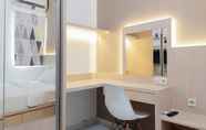 Ruang untuk Umum 3 Minimalist and Cozy Studio (No Kitchen) at Aeropolis Apartment By Travelio