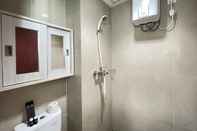 Phòng tắm bên trong Cozy Studio at Taman Melati Jatinangor Apartment by Travelio