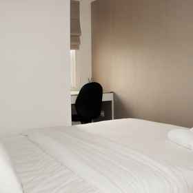 Bedroom 1 Tiện nghi và tối giản 2BR tại Căn hộ Springlake Summarecon Bekasi By Travelio, Khách sạn SMP Islam Azhahiriyah
