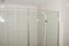 Bilik Mandi dalam Bilik Best Choice Studio Room at Apartment Springlake Summarecon Bekasi By Travelio