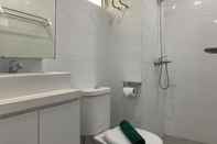 Toilet Kamar Nice and Fancy Studio at Sunter Park View Apartment By Travelio
