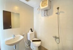 Toilet Kamar 4 Spacious and Private Studio Room at Skyland City Jatinangor By Travelio
