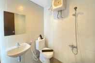 ห้องน้ำภายในห้อง Spacious and Private Studio Room at Skyland City Jatinangor By Travelio