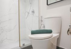 客房内浴室 4 Comfort and Warm 1BR at CityLofts Sudirman Apartment By Travelio