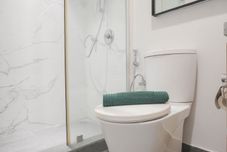 客房内浴室 Comfort and Warm 1BR at CityLofts Sudirman Apartment By Travelio