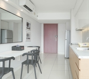 Kamar Tidur 3 Comfort and Warm 1BR at CityLofts Sudirman Apartment By Travelio