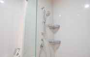 Toilet Kamar 4 Comfort and Warm Studio Room at Green Sedayu Apartment By Travelio