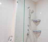 Toilet Kamar 4 Comfort and Warm Studio Room at Green Sedayu Apartment By Travelio
