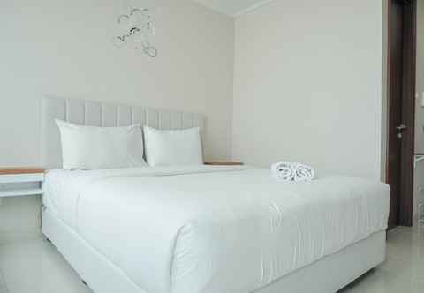 Kamar Tidur Comfort and Warm Studio Room at Green Sedayu Apartment By Travelio